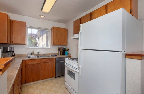 Richmond Apartment | 1221 S 54th St, Richmond · Convenient 2BR ★ Walk To Bart ★ 10 Min To Berkeley