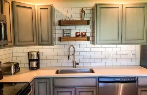 Quincy Condo | #126 condo by large pool/Pickup for the Gorge Shuttle-book seperately