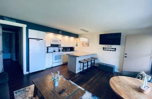 Quincy Condo | #127 condo by large pool/hot tub/Gorge Shuttle-book separately