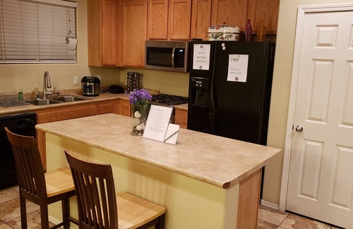 Las Vegas House | 12mins fremont st.16mins to strip, w/86 inch TV, xbox, pool table & grill.