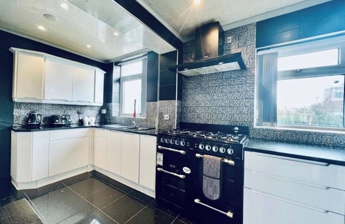 Prestwich House | 13 Guests - Free Parking - Manchester House