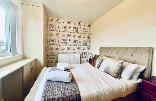 Prestwich House | 13 Guests - Free Parking - Manchester House