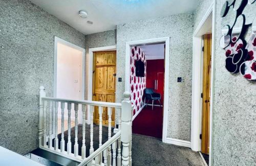 Prestwich House | 13 Guests - Free Parking - Manchester House