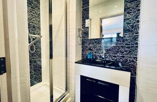 Prestwich House | 13 Guests - Free Parking - Manchester House