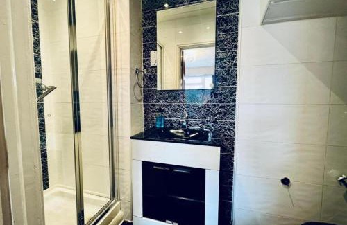 Prestwich House | 13 Guests - Free Parking - Manchester House