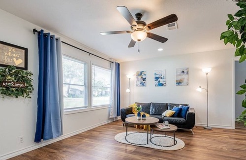 North Shore House | 13335 NEW cozy 4BR Emporia Escape