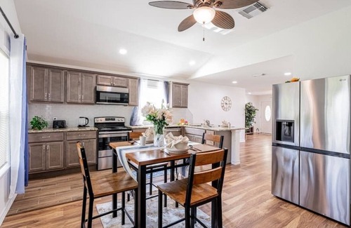 North Shore House | 13335 NEW cozy 4BR Emporia Escape