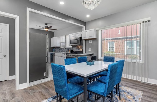 Gary House | 13mins from Beach/jet tubs/projector screen/fire place/game rm/exercise rm/