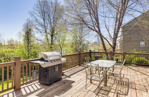 Liberty House | 14 Mi to Kansas City: Group Getaway in Liberty!