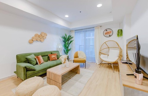 Dubai Marina Apartment | 14 mins to Beach with Stunning Sunset Views. Family friendly w/Jacuzzi/Gameroom