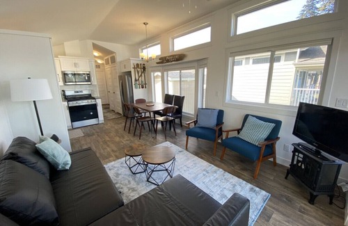 Regional District of Mount Waddington Apartment | 14 - Paddlers Cove Cottage