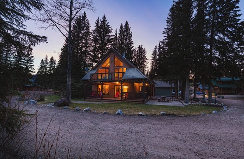 Jasper East Cabin | #140 Three Bedroom Chalet