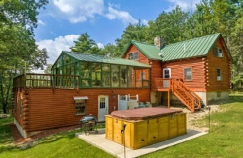 Alton Bay House | 14ft HOT TUB SPA,SLEEPS 10, nSAUNA, POOL/FOOSBALL/GAMES