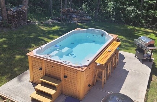 Alton Bay House | 14ft HOT TUB SPA,SLEEPS 10, nSAUNA, POOL/FOOSBALL/GAMES