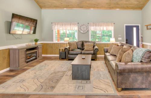 Newport House | 15 Mi to Pigeon River Rafting Newly Built Cabin!