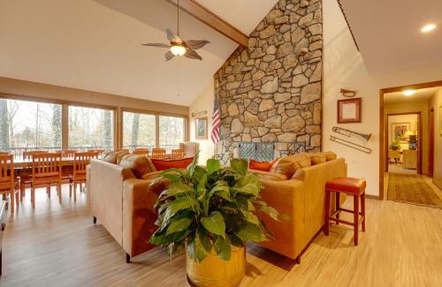 Southaven House | 15 Mi to University of Memphis Getaway with Games