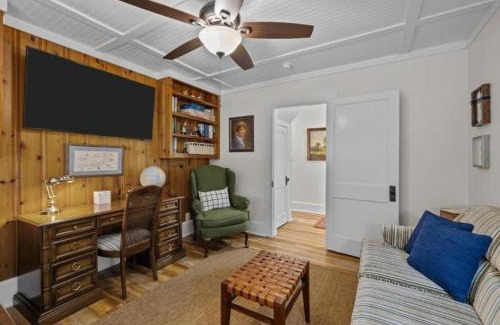 Newport House | 15 min to Beach, 3 Acre Country Living, Firepit