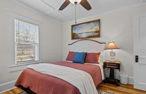 Newport House | 15 min to Beach, 3 Acre Country Living, Firepit