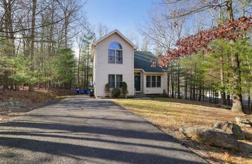 East Stroudsburg House | 15 Min to Ski Resorts, Dog Friendly, Cozy 3 BR, Game Area & Fire Pit