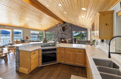 Vantage House | 15 min to The Gorge! HotTub, Tesla/EV Charger, Cave B Estate Winery!