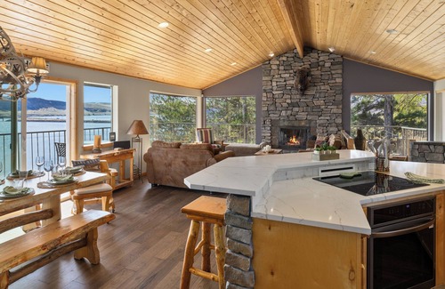 Vantage House | 15 min to The Gorge! HotTub, Tesla/EV Charger, Cave B Estate Winery!