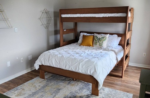 Waynesville Other | 15 minutes from Kings Island! Spacious farmhouse that sleeps up to 11!