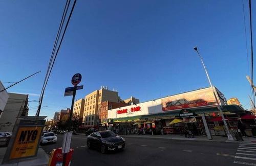 Queens Apartment | 15 minutes to Manhattan with Balcony. Train is walking distance