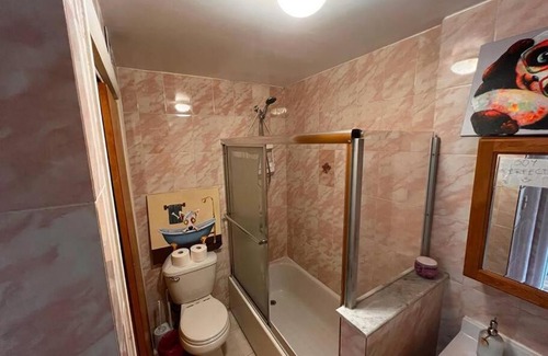 Queens Apartment | 15 minutes to Manhattan with Balcony. Train is walking distance