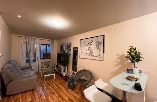 Queens Apartment | 15 minutes to Manhattan with Balcony. Train is walking distance