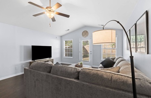 Lexington House | 15 Minutes to the horse park! Cozy 3 Bed, 2 Bath stay