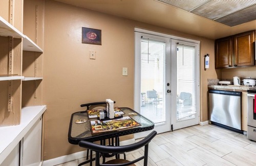 West Park House | 15% Off Charming 2-Bedroom, 1-Bathroom Retreat Near Everything in Miami