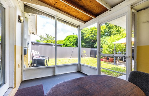 West Park House | 15% Off Charming 2-Bedroom, 1-Bathroom Retreat Near Everything in Miami