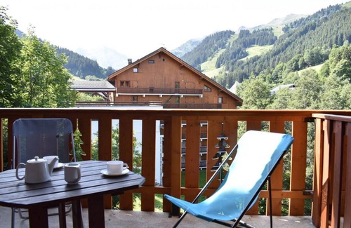 Meribel Centre Apartment | 150m from ski slopes, 2nd floor, view mountain, balcony, 24m², Méribel