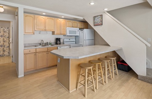 Quincy Condo | #156 Condo near large pool & shuttle to Gorge Amp-book separately