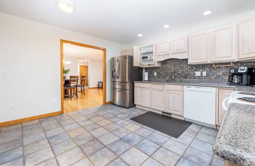 Manchester House | 15mins to Hartford, Home in Manchester w/King Bed