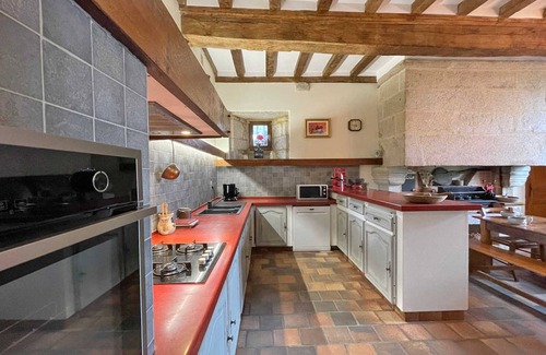 Colombiers Cottage | 15th Century Manor with Garden, Pets Allowed
