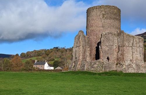 Tretower House | 16th Century House, Castle Views, Mountain Views, Hot Tub, Firepit, Stunning Interiors
