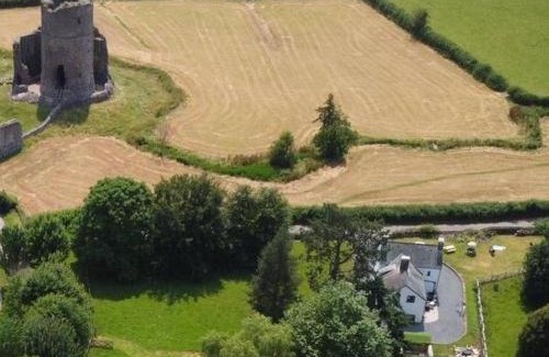 Tretower House | 16th Century House, Castle Views, Mountain Views, Hot Tub, Firepit, Stunning Interiors