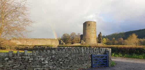 Tretower House | 16th Century House, Castle Views, Mountain Views, Hot Tub, Firepit, Stunning Interiors
