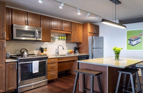 Downtown Dallas Apartment | 16th FL Bold CozySuites w/pool, gym, roof #1