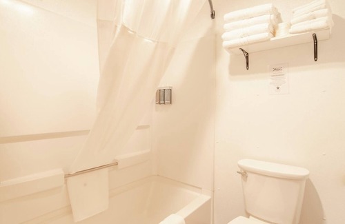 Pinnacles Entrance Badlands Hotel | 17-Hansen Inn & Cabins, Cabin, Single King, Dog Friendly, No Smoking