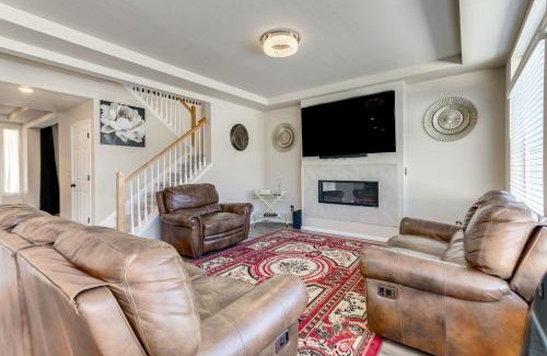 Aurora House | 17 Mi to Downtown Denver Modern Aurora Home!