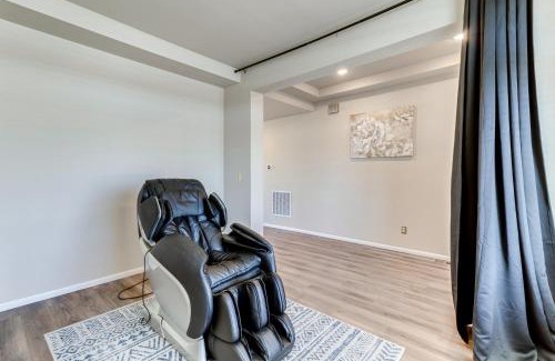 Aurora House | 17 Mi to Downtown Denver Modern Aurora Home!