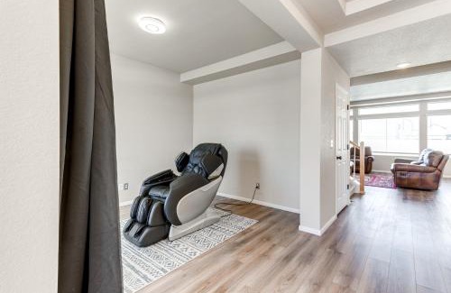 Aurora House | 17 Mi to Downtown Denver Modern Aurora Home!