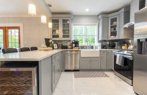 Baldwin House | 17 Mins from UBS Arena/Hot tub/Game Room/King Bedn