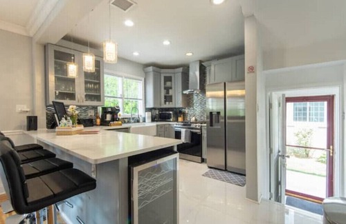 Baldwin House | 17 Mins from UBS Arena/Hot tub/Game Room/King Bedn