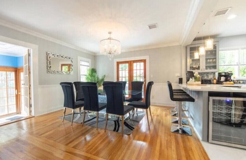 Baldwin House | 17 Mins from UBS Arena/Hot tub/Game Room/King Bedn