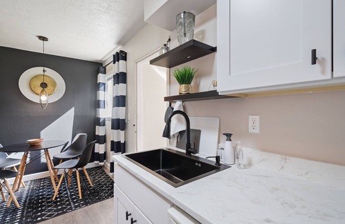 Fairview House | 17 minutes from pdx, large fenced yard, driveway parking.