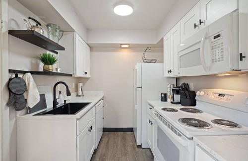 Fairview House | 17 minutes from pdx, large fenced yard, driveway parking.