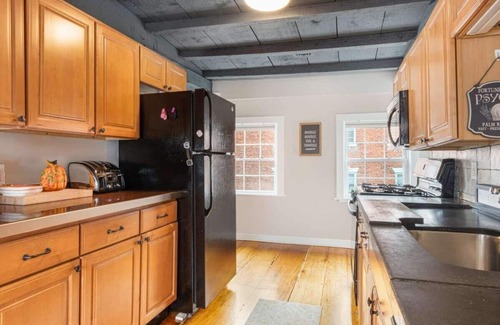 Salem Condo | *1710 House|2Br Halloween Escape| Downtown+Parking